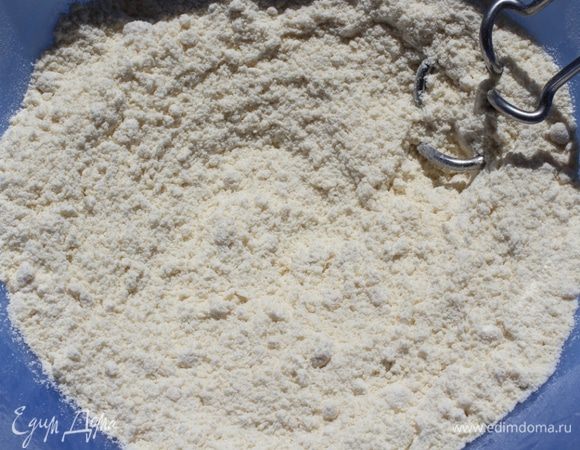 Муку просеять, соединить с разрыхлителем и солью. Сливочное масло размять и смешать с мукой до получения крошки.