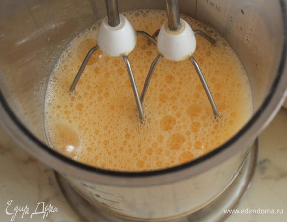 Слегка взбить яйца.