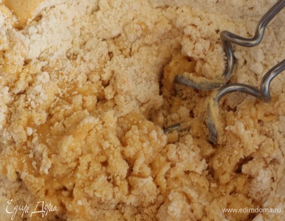 Яйца добавить к муке, постепенно влить молоко, добавить сахар и вымесить мягкое тесто.