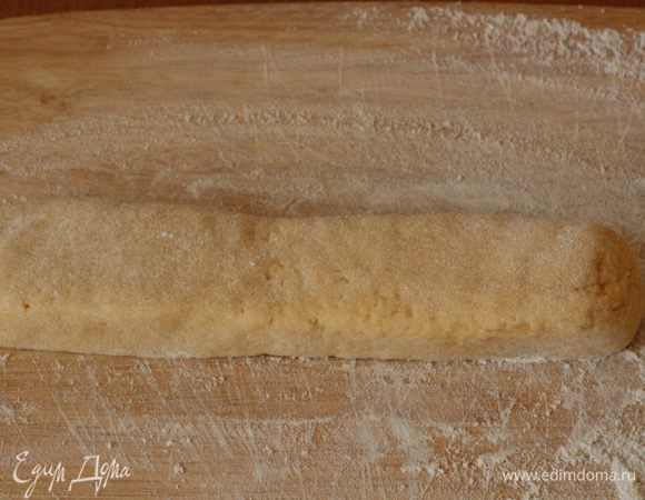 На подпыленной мукой доске скатать из теста жгут.