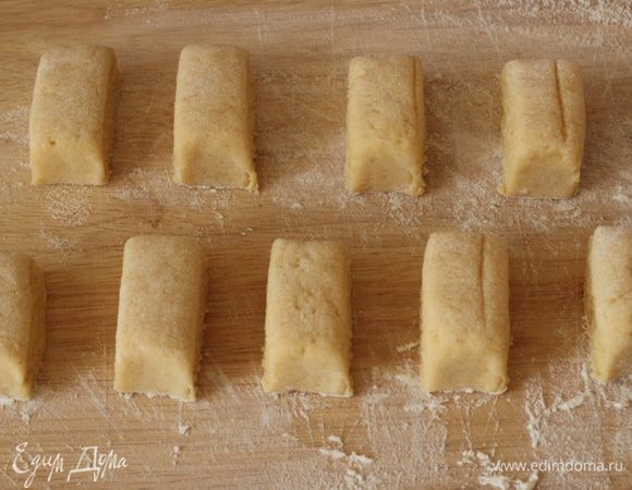 Разрезать на небольшие кусочки... (у меня получилось 36)