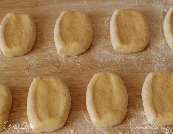 Из каждого кусочка сформовать лепешку.