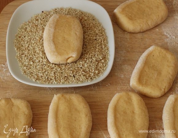 Одной стороной обмакнуть в кунжут.