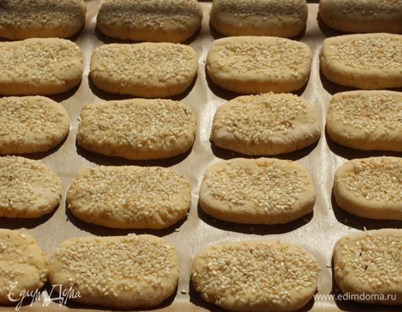 Выложить на выстеленный пергаментом противень.