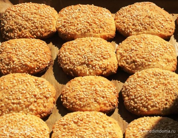 Выпекать 20-25 минут при температуре 180 градусов до золотистого цвета.