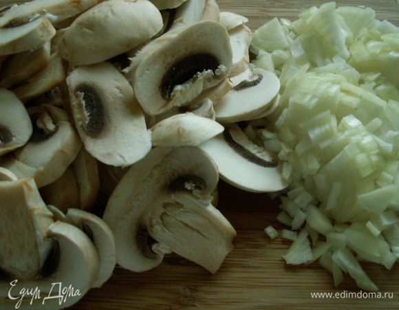 Картофель отварить в мундире. Лук мелко нашинковать, грибы порезать пластинами вдоль.