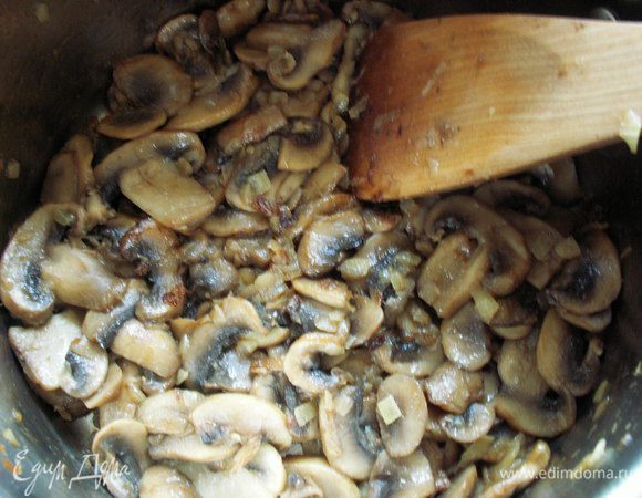 Лук обжарить на сливочном масле, положить грибы и жарить до золотистого цвета.