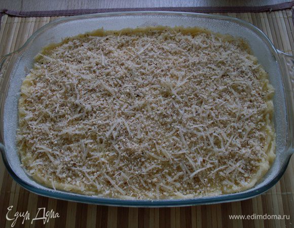 Духовку разогреваем на 200С. Пюре делим на две части. Выкладываем половину пюре в форму, смазанную маслом и посыпанную панировочными сухарями. Сверху кладем грибы и вторую часть пюре. Посыпаем смесью из орехов и сыра.