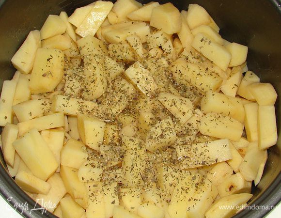 Затем выложить картошку, добавить соль и специи по вкусу, оставить на режиме "Выпечка" на 20 мин периодически перемешивая.