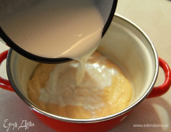 Залейте горячим молоком и хорошо перемешайте.  Варите на среднем огне, постоянно помешивая, до загустения. 