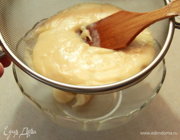 Готовый крем протрите через сито, чтобы не было комочков.