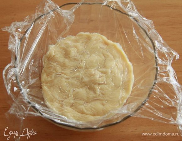 Переложите в миску, накройте полиэтиленовой пленкой и охладите. 