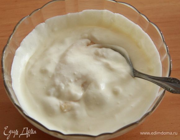 Добавьте в полностью остывший крем взбитые сливки. Взбейте крем в пышную массу.
