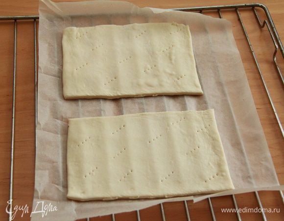 Разогрейте духовку до 180 ° C в режиме конвекция. Подготовьте два больших противня (я делала на решётках) с бумагой для выпечки. Раскатайте каждый лист теста до 5 мм толщиной. Разрежьте каждый на прямоугольники. У меня получилось 4 прямоугольника. Выложите на бумагу для выпечки. 
