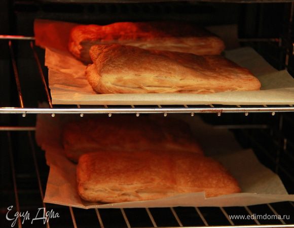 Выпекайте в течение 15-18 минут, пока коржи не станут пышными и румяными. Отложите до полного остывания.

