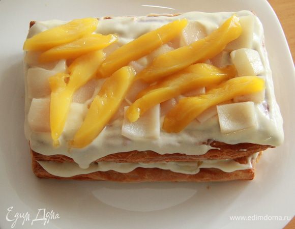 Выложите на крем часть манго и гуавы ломтиками (гуавы совсем не видно на фото, она по цвету как крем, а по вкусу напоминает консервированную грушу). Повторяйте, пока не кончатся коржи, фрукты и крем. 