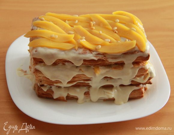 Последний слой украсьте дольками манго и кедровыми орешками.

