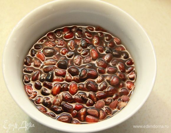 Кстати, вы знаете, что кедровые орехи - это не орехи, а семена кедровой сосны? В старые времена, когда в продаже не было очищенных кедровых орешков, жители Сибири (там кедров много) запаривали орешки кипятком, а потом щёлкали, как семечки! Я тоже запарила (на фото). Очищенные кедровые орешки на воздухе окисляются, быстрее прогоркают, становятся горькими. Поэтому лучше чистить их самим перед употреблением.