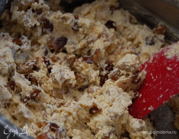 Выключаем миксер и дальше  работаем силиконовой лопаткой, или ложкой. Добавить к основной массе финики, орехи и аккуратно размешать.