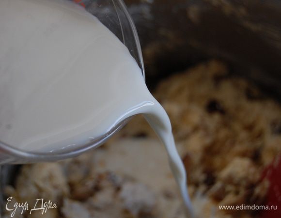 После чего добавить половину муки и половину молока. Размешать. 