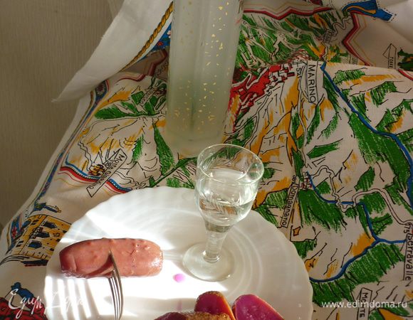 закладываете огурцы, травы и специи в банку, добавив туда еще и свеклу. я на литровую банку кладу гр 30-50, порезав брусочками. 