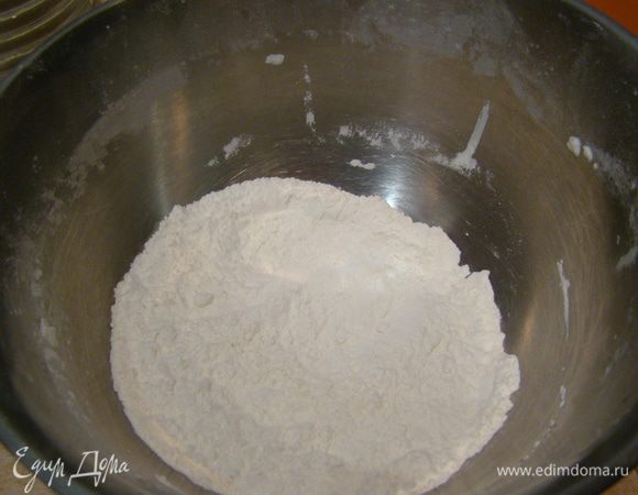 Просеиваем муку, крахмал, соль и порошок