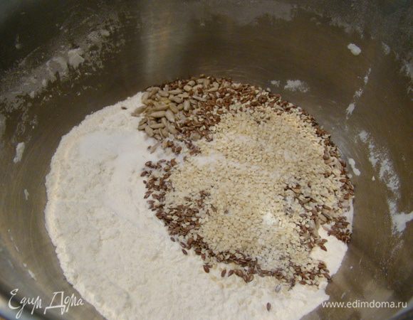 Добавляем сахар, соль, все семечки