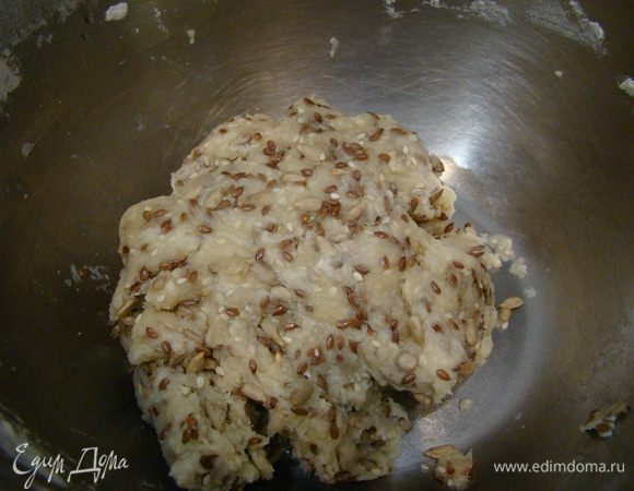 Вливаем масло и воду, замешиваем эластичное тесто