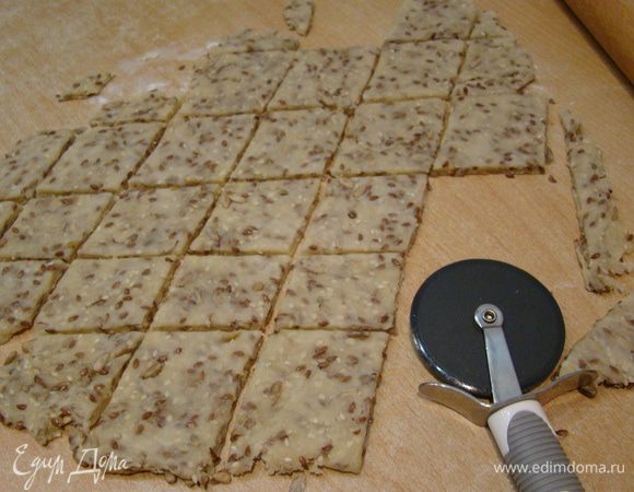 Можно воспользоваться ножом для пиццы и порезать печенье на квадраты/ромбы. Выпекаем на пергаменте, при 180"С около 12-15 минут. Приятного аппетита!