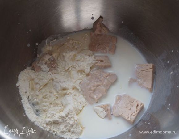 Дрожжи раскрошить, добавить сахар, муку, залить молоком, размешать, накрыть полотенцем и оставить в теплом месте на 20 минут.