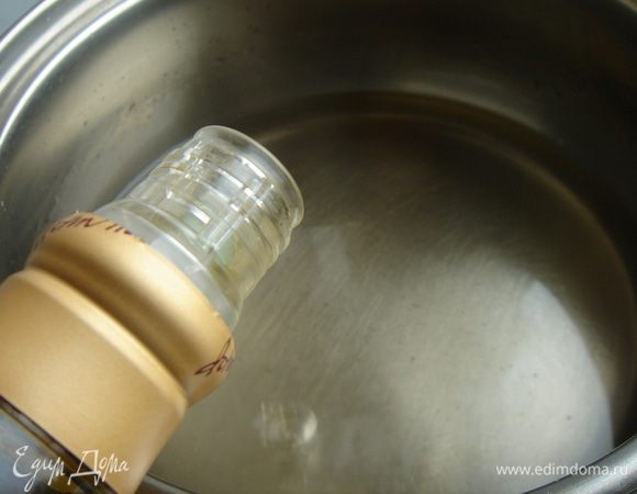 Из сахара и воды сварить сироп и ароматизировать ромом. Остудить.