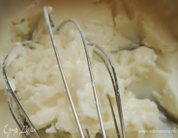 Для сахарной помадки из всех ингредиентов сварить сироп до пробы на мягкий шарик( достаточно 5 минут кипения). Установить кастрюлю с сиропом на миску с холодной водой и взбить миксером до светлой и жидкой помадки. Накрыть массу пищевой плёнкой. Если помадка засохнет, её можно разогреть перед употреблением.