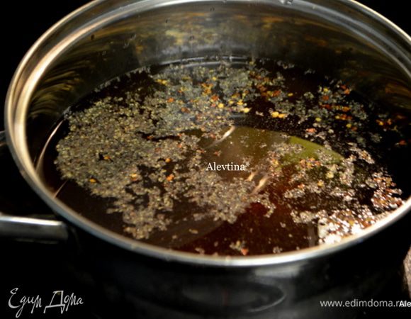 В кастрюльку вылить  4 стакана воды, добавить коричневый сахар, вустерширский соус, Табаско, соль и черный перец. На средне-высоком  огне все это готовим до растворения сахара. Снимем с огня и дадим остыть до комнатной температуры.