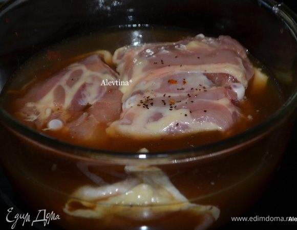 Добавим в маринад кусочки курицы, закроем пищевой пленкой и поставим мариноваться в холодильник на 3 часа или на ночь.