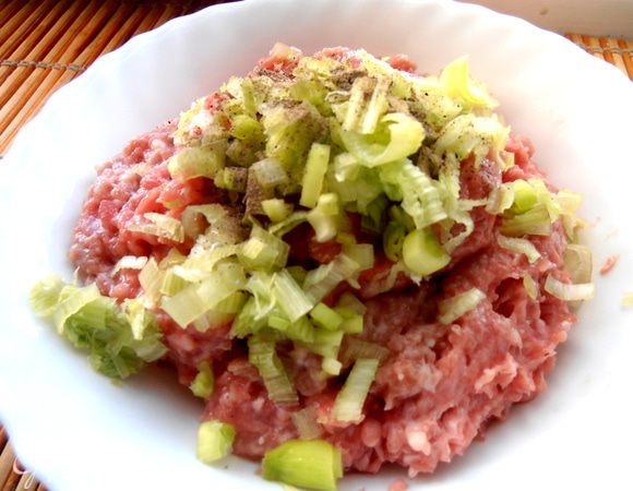 Для фрикаделек в фарш добавим любую зелень,соль,перец...