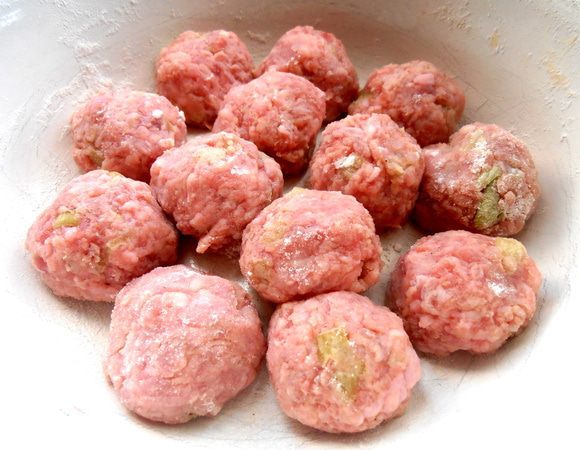 И лепим в муке фрикадельки...У меня дома все взрослые,поэтому особо не мельчила с размерчиком,но раньше делала маленькие))