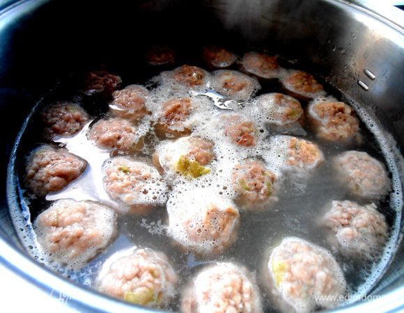Отправляем фрикадельки в кипящую подсоленную воду...Переходим к зажарке...
