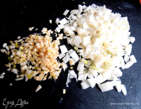 Лук,чеснок мелко порубить...