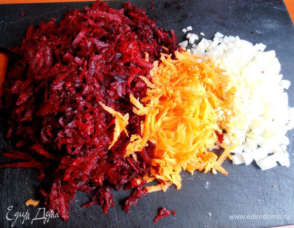 Морковку и свеклу натереть на крупной тёрке...