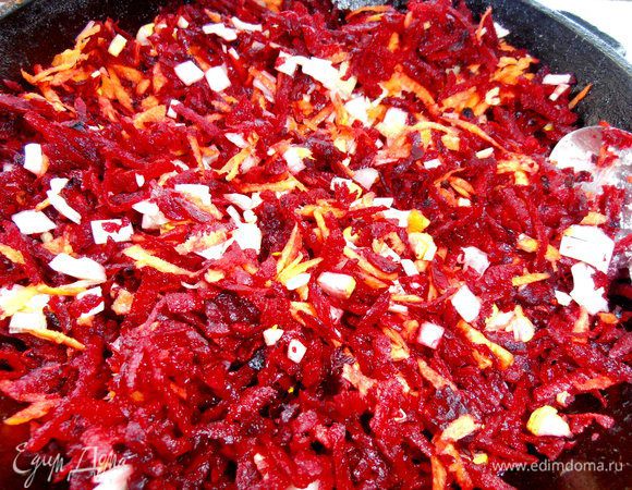 Делаем зажарку из овощей,прожарив их на растительном масле около 5 минут.