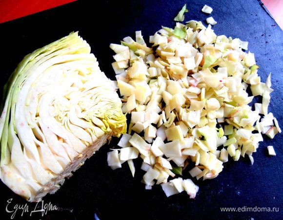 В это время шинкуем небольшой кусочек капусты на кубики...