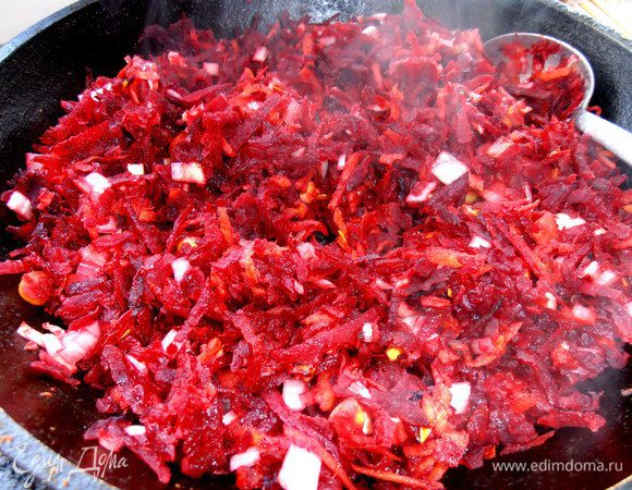 Когда овощи слегка зарумянятся...