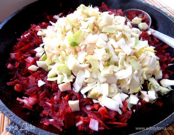 Отправляем к ним капусту,перемешиваем на огне...