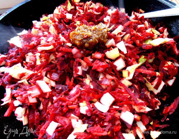 Далее по рецепту нужна томатная паста,но нам кислинка в борще не очень...,поэтому я,как обычно,добавила ложечку домашней витаминной аджики.