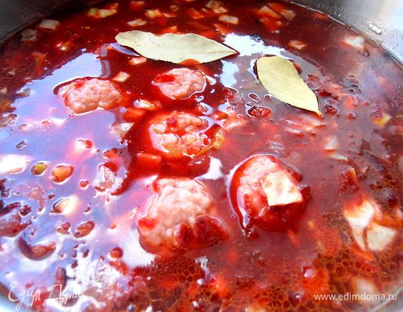 Перемешиваем и отправляем весь состав к бульону...,добавляем соль,перец ( я не добавляла,в аджике остроты хватает!) по вкусу и пару лаврушек.