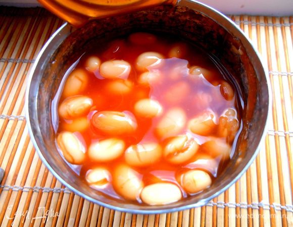 Для сытности добавим баночку бобовых....,фасоль в томате,а заодно и придадим немного томатного вкуса супу!