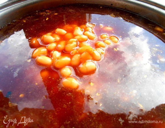 Выкладываем фасоль в самом конце перед выключением,когда все овощи в супе приготовятся (это примерно займёт минут 15).