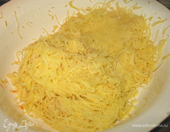 Картофель почистить и натереть на мелкую тёрку.
