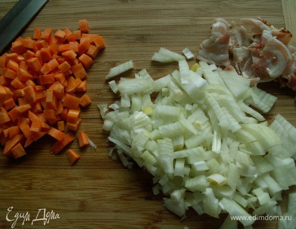 Форель руками разбираем на небольшие кусочки. Картофель и морковь режем мелким кубиками (картофель чуть крупнее моркови). Лук мелко шинкуем. Бекон режем тонкими пластинками.