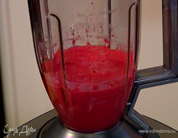 Йогурт, вишню и банан соединить в блендере.